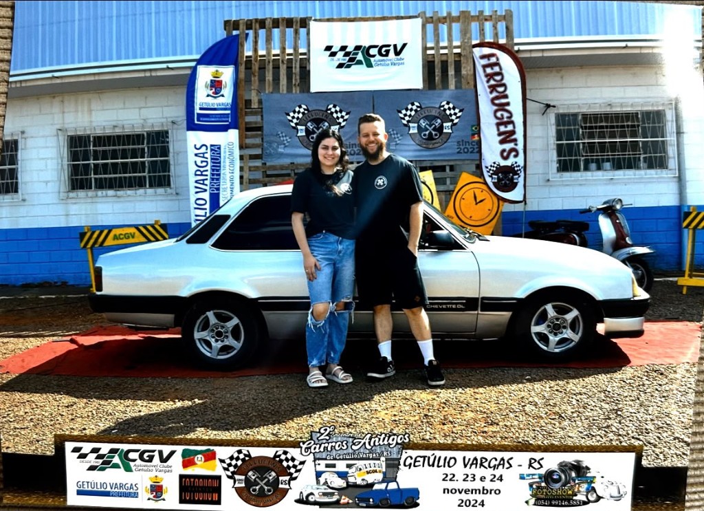 Maicon e Ana com o Chevette